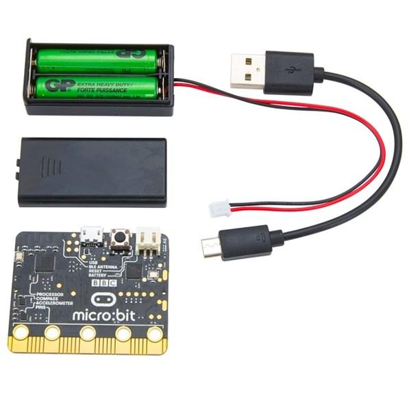 USB-kabeln ger strömförsörjning så länge den är inkopplad men vill man använda micro:bit som fristående enhet behöver extern strömförsörjning på 3V kopplas in, exempelvis med batterihållaren till