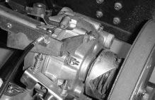 3. Fyll tanken (fig. 4) med ca.,4 liter motorolja av typen SAE 0W30 eller tills oljenivån når upp till botten av nivåindikatorhålet (fig. 40). Byte av strålkastare Specifikation: GE Headlight #H760.
