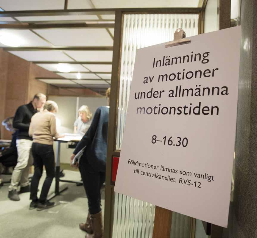 Fem tjänstemän från kammarkansliet assisterar. Foto: Melker Dahlstrand.
