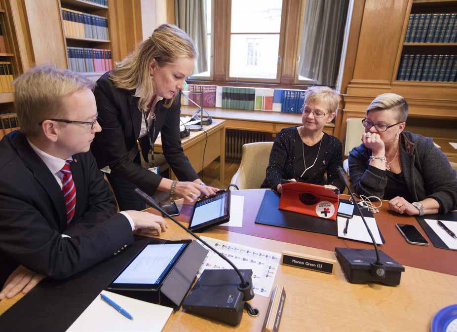 utskottsassisten Pia Sandberg medan ledamöterna Monica Green (S) och Ingela
