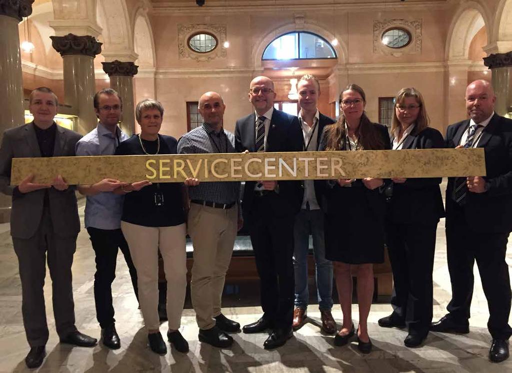 Här några av de tjänstemän som delar på ansvaret i centret i Bankhallen. Foto: Riksdagsförvaltningen.