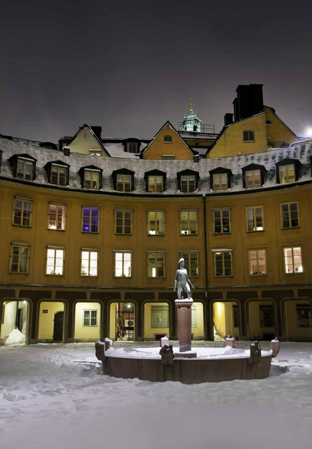 Snötäckt innergård i kvarteret Cephalus med sin pelargång.