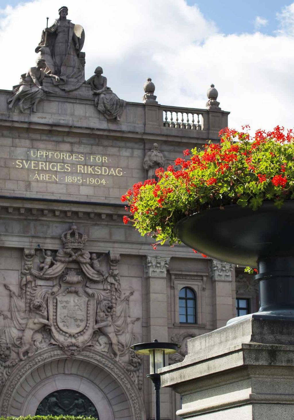 Moder Svea blickar ut över Riksplan från mittpartiet