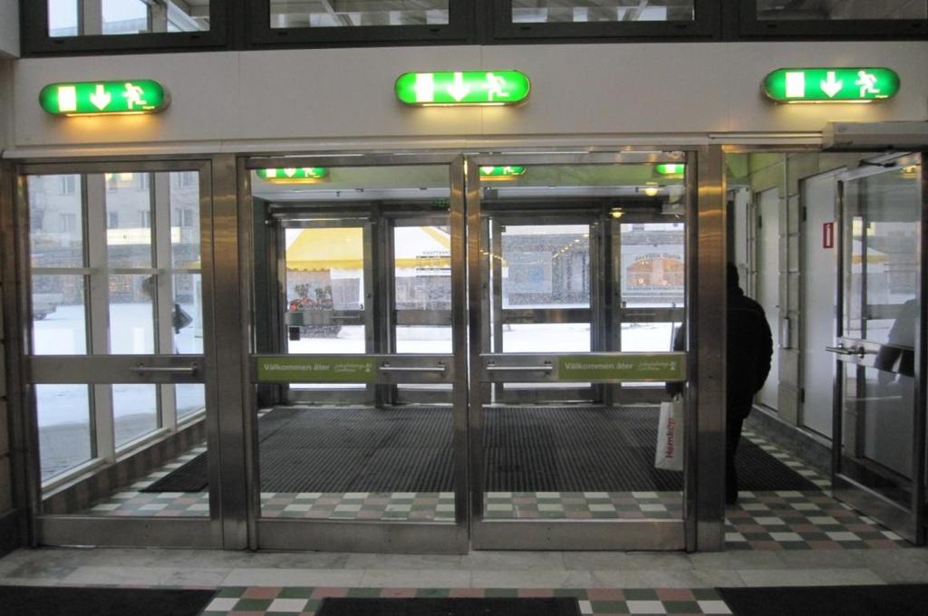 Huvudentréerna består av en sluss som måste passeras för att komma ut, det vill säga två dörrar måste öppnas. Dörrbredden är 1,2 m och det finns 4 dörrar vid varje entré.