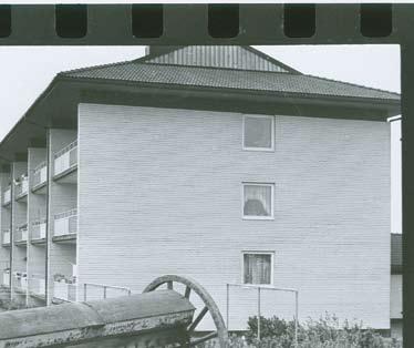 Under kommande år byggdes området ut med Hällebäckshus 1968 och Bryggaren 1975.