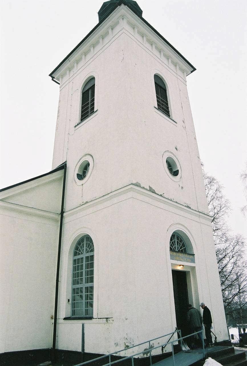 Miljöbeskrivning Mörsils kyrka ligger väster om Storsjön i en sluttning ovanför Indalsälven och utanför tätorten.