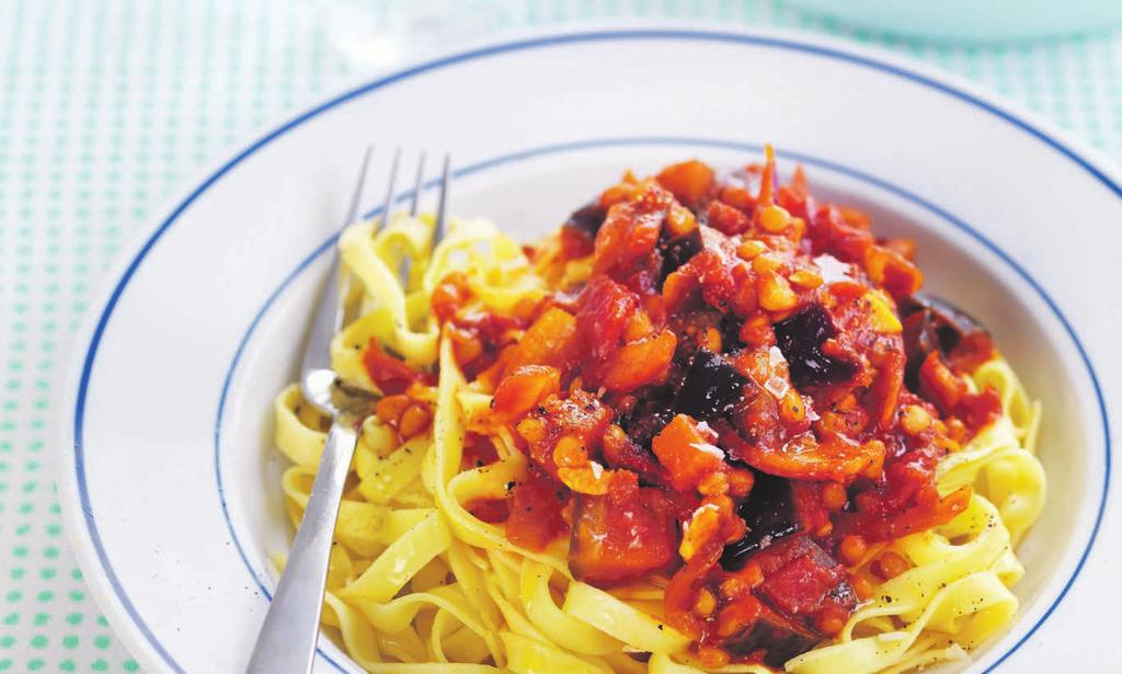 RECEPT 3 25 min 505 kcal/port Fett 11% Kolhydrater 70% Protein 19% Pasta med aubergine- och tomatsås Snabblagad pastasås med aubergine och tomat.