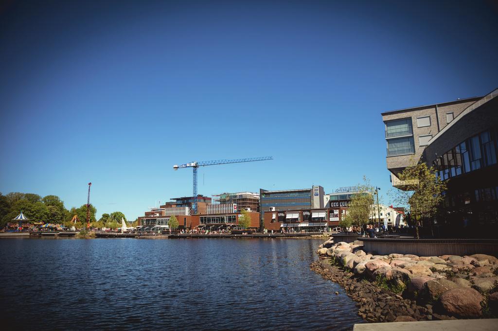 DITT CITY MITT CITY MITT I CITY Glittrande blå och vänligt inbjudande eller rytande med djupgrön kraft.