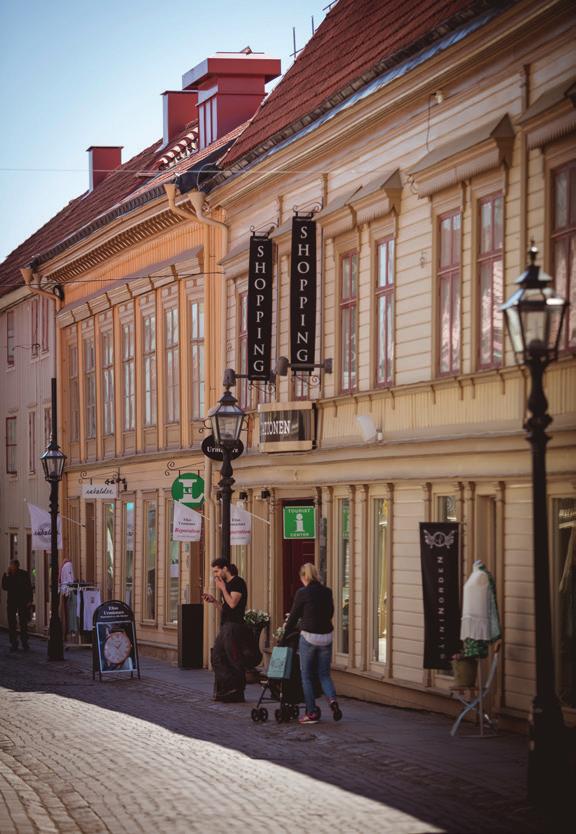 Bakom Smedjegatans åldrade träfasader döljer sig också spännande nybyggda delar, som är varsamt infogade i den gamla bebyggelsen.