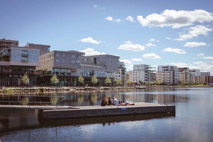 ringlande träbänken intill sjökanten.