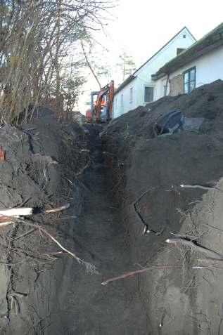 Schaktningen inleddes ute vid gatan och drogs sedan mot öster. Schaktets längd var ca 21 m och bredden varierade mellan 0,75 0,85 m.