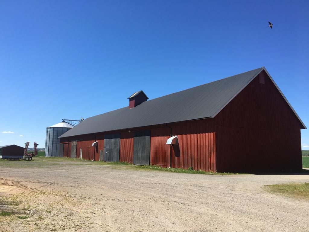 Delarav Nygårds egendom i Västra Tunhem utbjudes till arrende från säsongen 2018. Egendomen innefattar ca 230 ha åkermark samt byggnad med torkmöjligheter för hela den odlade arealen.