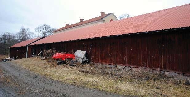 4.3.4 ÖVRIGA BYGGNADER Direkt söder om bruksgårdens huvudbyggnad finns två uthuslängor, vilka fungerat som magasin- och förrådshus.