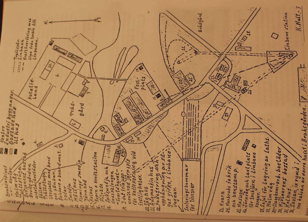 Bild 6 Brädgårdsförman Karl Hults översiktsbild över Forssjö Bruk från 1907. I övre delen ses bruksgården med två förrådslängor mot ån.