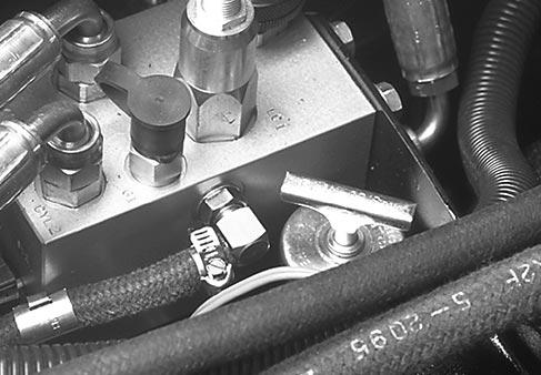 FYLL BRÄNSLETANKEN (fig. 4) Bränsletanken rymmer 45 l.. Ta bort locket på bränsletanken. 2. Fyll tanken till omkring 25 mm under toppen på tanken, inte påfyllningshalsen med dieselolja nr. 2. Sätt sedan på locket.