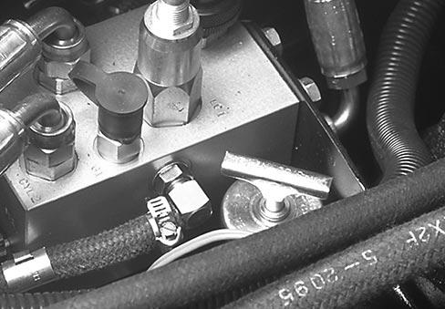 2. Skruva bort oljemätstickans lock (fig. 5) från påfyllningshalsen och torka det med en ren trasa. Skruva locket på påfyllningshalsen så det sitter stadigt.