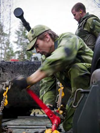 Andra kunder inom försvarsområdet är Försvarets materielverk (FMV), Totalförsvarets forskningsinstitut (FOI) och Försvarets radioanstalt (FRA).