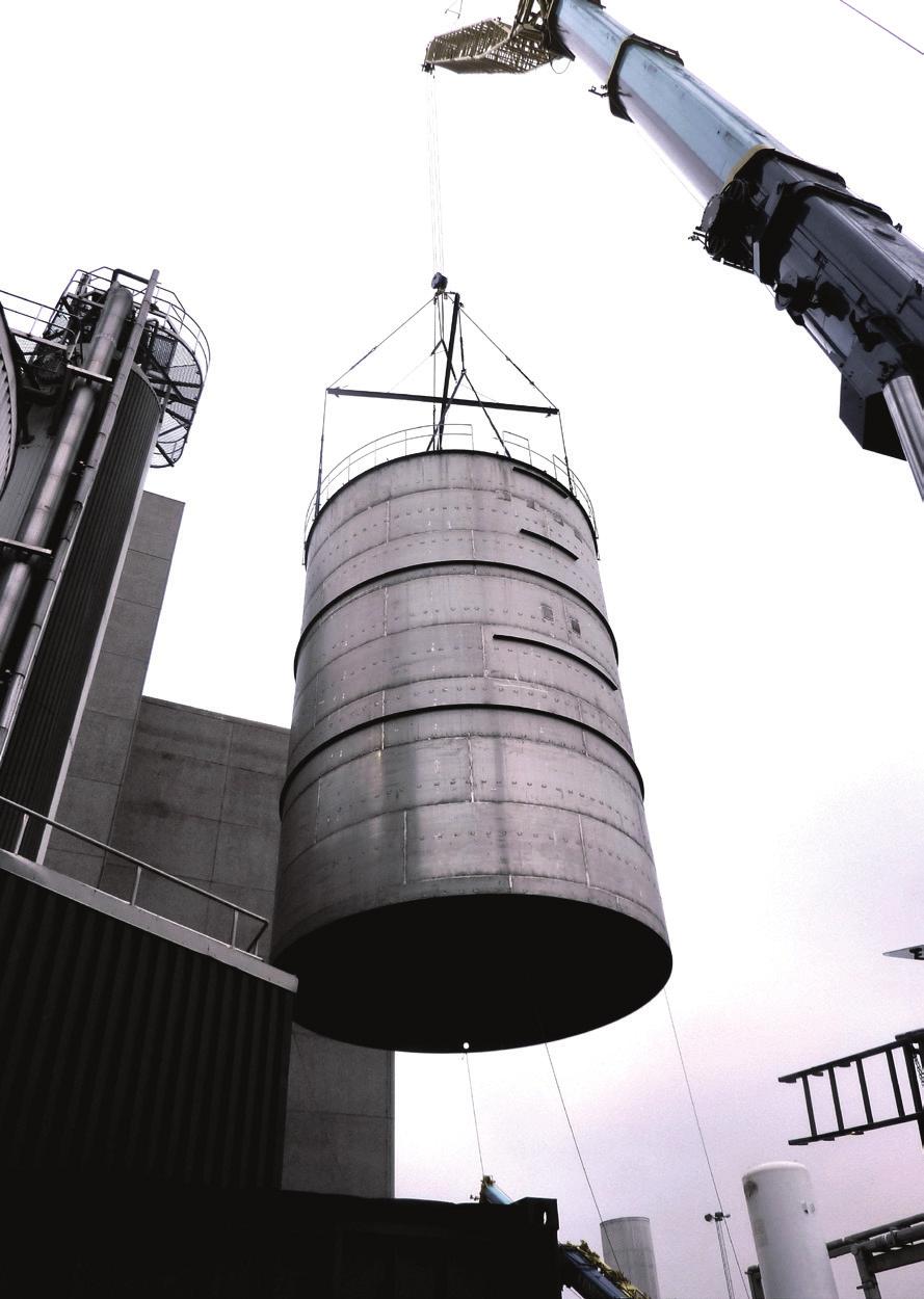 Prefabricerad tank lyftes på plats vid ett underhållsstopp Tanken