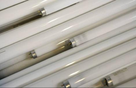 Lysrör över 60 cm Lysrör som är 60 cm eller länge. Alla ljuskällor ska samlas in eftersom de kan innehålla bly och Kvicksilver samt lyspulver som är miljöfarligt.