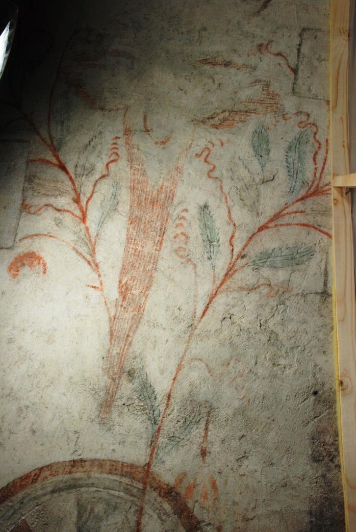 Insidan av triumfbågsmuren har, förutom de ovan nämnda konsekrationskorsen, också målningar från 1500-talet.
