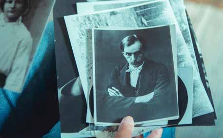 omvälvning, en revolution, som då Till den sociala oron bidrog också en rad omvälvande händelser ute i Europa Orosåren 1917 18 lämnade en rad spår efter sig Demokratisk ordning genomfördes i