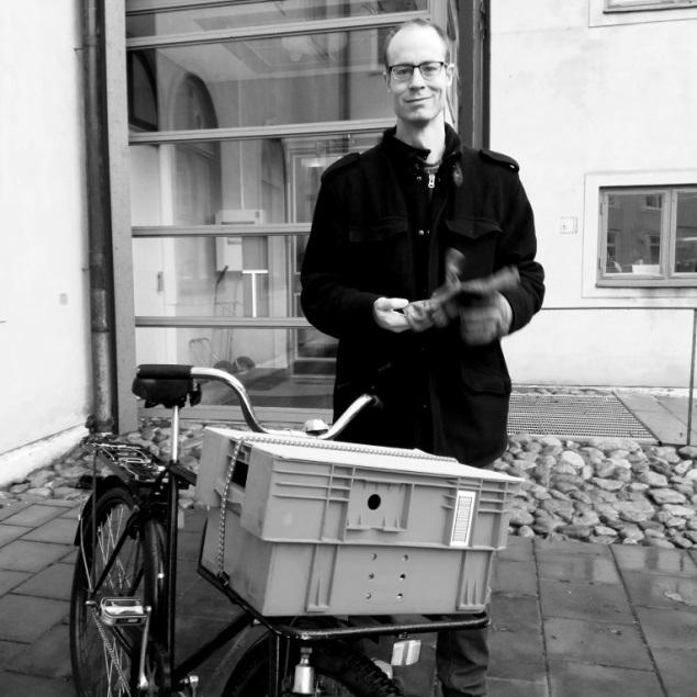 Socialförvaltningens Adam Hjort-Ström använder numera cykel till en hel del av postrundorna och tycker det funkar perfekt.