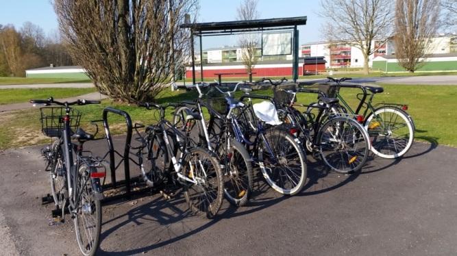 Ett tiotal hållplatser, med läge A och B, i norra Kalmar har försetts med cirka 300 nya cykelparkeringsplatser under 2015 och ytterligare drygt 200 under 2016 vid ytterligare ett tiotal hållplatser
