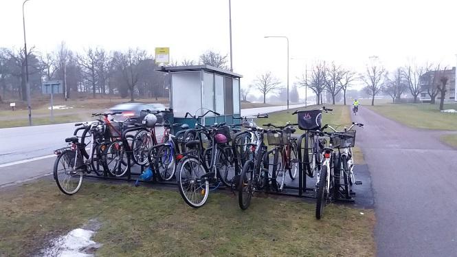 Ny cykelparkering vid hållplats Berga centrum och vid hållplats Funkabo (överfullt just denna morgon).