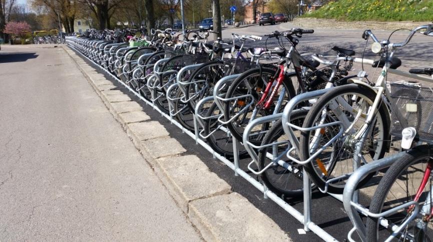 yteffektivt och gör det lättare att låsa fast cykelramen i stället. Återstår gör den del som ligger närmast utmed Olof Palmes gata.