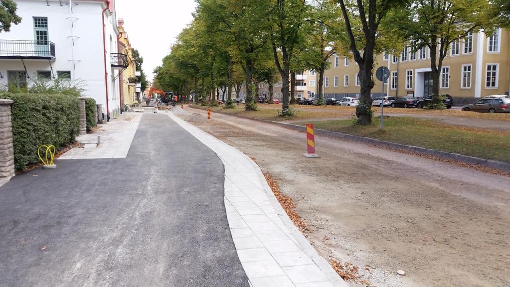 Motsvarande nybyggnadssiffror för cykelbana tidigare år är: 2015: 1 405 m 2014: 1 307 m 2013: 2 630 m 2012: 2 725 m Nybyggd gång- och cykelväg längs Esplanadens norra sida.
