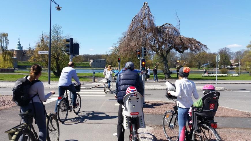 Ett av de viktiga stråken in mot det nya Linnéuniversitetet vid Ölandshamnen. Kalmar slott skymtar i bakgrunden.