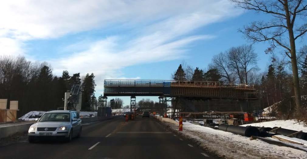 Trafikverkets arbete i januari 2017 med byggnation av en ny gång- och cykelbro över E22/väg 25.