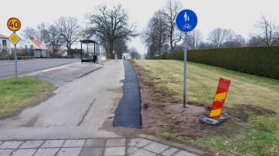 Breddning förbi busshållplats Röda Grind. Detta är något som successivt kommer att ske på en rad ställen där väderskydden inkräktar på gång- och cykelvägen.
