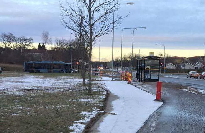 Flytt av väderskydd och belysningsstolpe så att gång- och cykelbanan istället kan passera bakom detsamma.