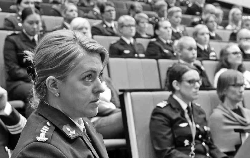 Zl}Œ š}œš]všœ ( Œiu šoozš När Försvarsmaktens HR-centrum, i samarbete med Militärhögskolan i Halmstad (MHS H), bjöd in till årets centrala nätverksträff för anställda kvinnor i Försvarsmakten var