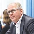Försäljningschef Alnab Antal aktier 44 150 Antal optioner 10 000 CLAES HJALMARSON Affärsutvecklingschef Född 1954 Anställd sedan 1984