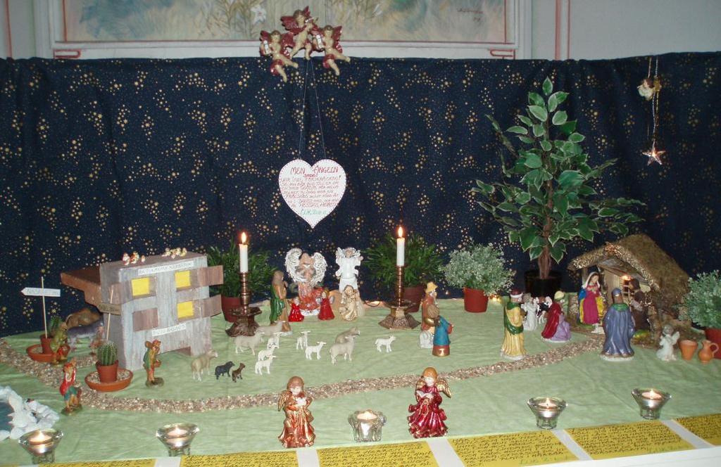Julkrubban i Ebeneserkapellet Bibeln talar om Jesus som både hörnsten och stötesten.