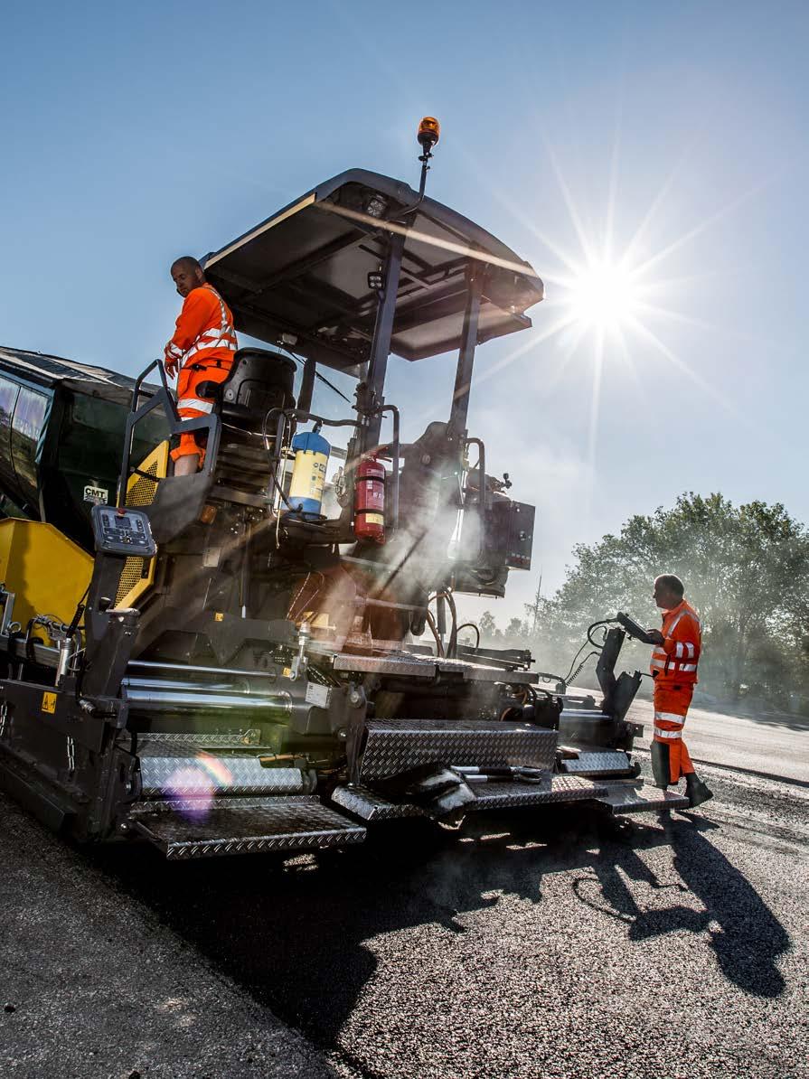 Robust Dynapac skridkonstruktion Konstruktion med dubbla rör Förstklassig stabilitet Förbättrade isolerings- och värmesystem Lättjusterade sidoskydd Fotstegsplåtar på gummifästen Integrerat kablage