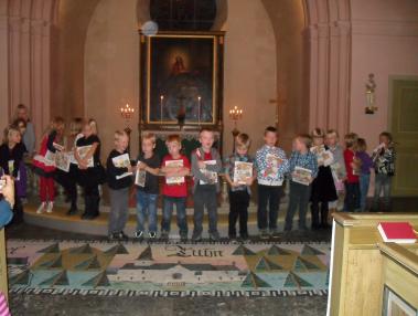 Barn och ungdom Alla församlingens sexåringar inbjöds att ta emot sin Bibel för barn i en barn och ungdomsgudstjänst i Tuns kyrka 31/10.