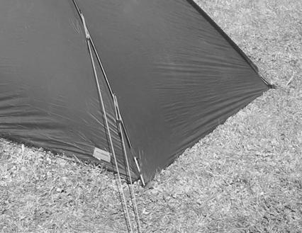 Für bestmögliche Abstützung sollten die Leinen so lang wie möglich gehalten werden. Die Leinen an den Ecken sollten einen Winkel von ca. 45 zur Längsseite des Zeltes aufweisen.