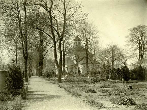 BYGGNADSVÅRDSRAPPORT 2007:135 13 Östra kyrkogården 1901. JLM. trädgårdsarkitekt Frey Hellman. Okänd omfattning, eftersom av kyrkogården redan innan varit indelad i gravkvarter med trädplanteringar.