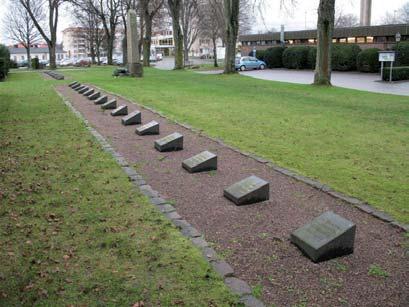 BYGGNADSVÅRDSRAPPORT 2007:135 21 och framåt är främst att de äldre saknar rygghäckar (där sådana inte har planterats i senare tid) och att de till viss del fortfarande har flera äldre gravvårdar med