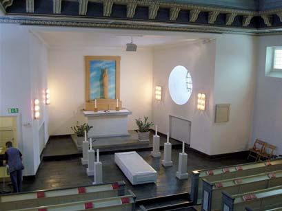 BYGGNADSVÅRDSRAPPORT 2007:135 27 Invändigt präglas kapellet av en sorts barockklassicism: taket är dekorationsmålat i blått med konsoller med målade skuggeffekter.