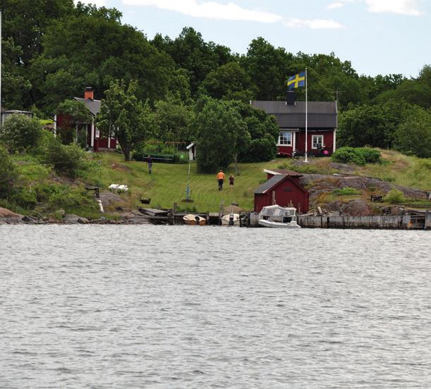 26 goda förutsättningar för bad. På ön finns också grillplats, utedass och vindskydd. Här finns även en mindre grotta av okänt ursprung som är cirka två meter djup.