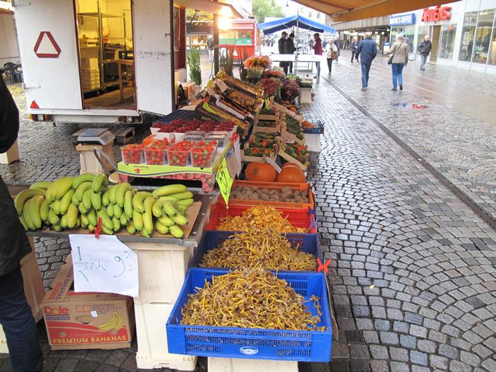 I vissa fall kan fasta byggnader tillåtas även på allmän platsmark.