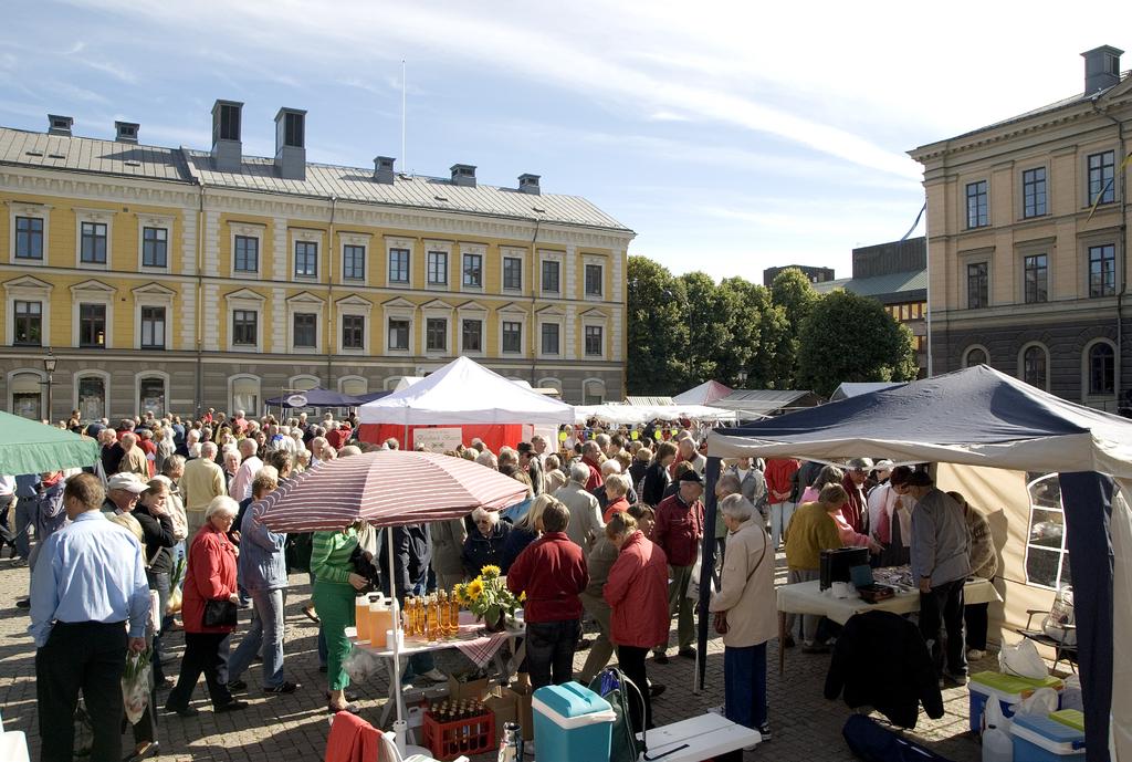 2. Allmänt kring upplåtelser För att använda offentlig plats för annat ändamål än vad platsen är upplåten för i detaljplanen krävs tillstånd enligt ordningslagen.