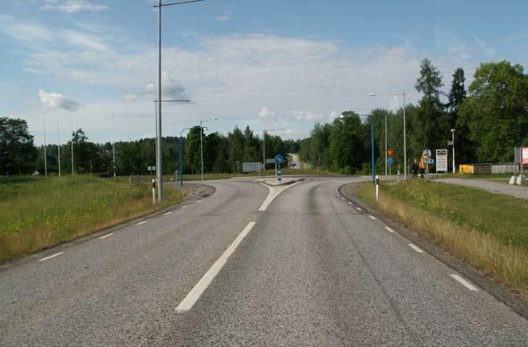 Steg 3 Begränsade utbyggnadsåtgärder Befintlig hållplats flyttas ut till väg 50 där nya bussfickor anläggs på båda sidor om vägen strax norr om cirkulationsplatsen.