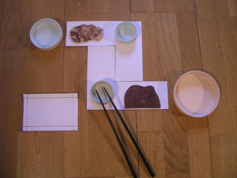 Jag jobbade med en komposition. Att få dem att passa i olika grupper/familjer var mycket mer arbete än vad jag trodde. Delade in dem i Geometriska former och organiska former. Försökte föra ihop dem.