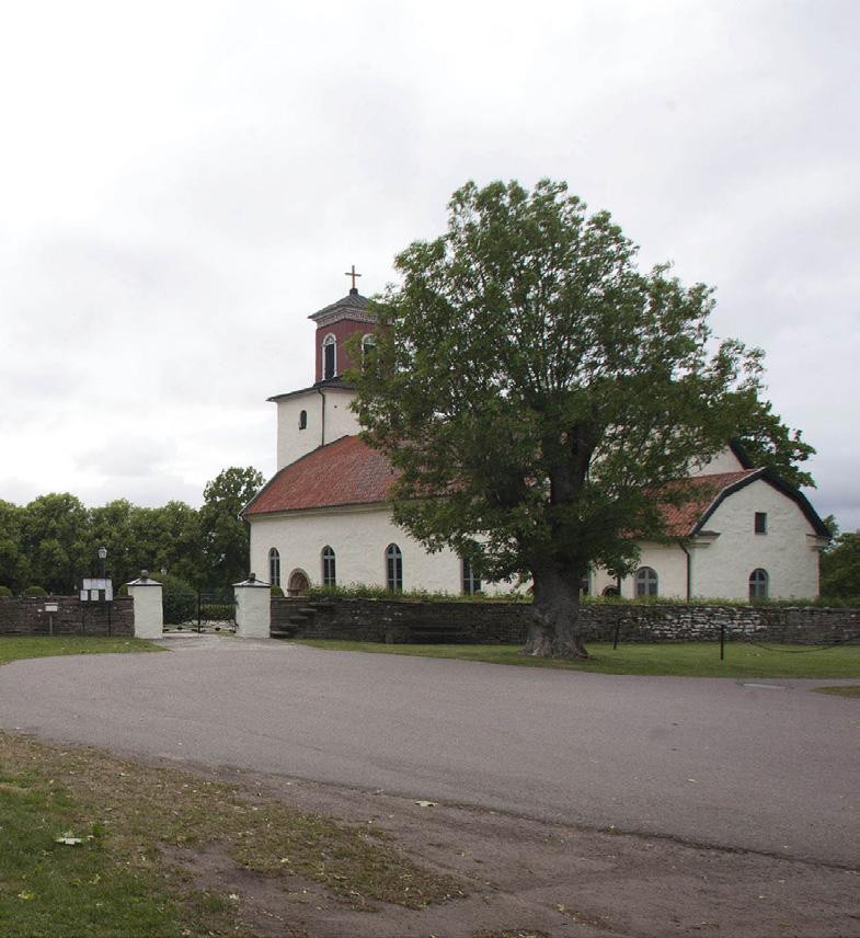 LITE OM GLÖMMINGE KYRKA Kyrkan är belägen i korsningen mellan vägen från sundet och stora landsvägen mot norr. Här hade farande från norr rätta vägen till färjan i Röhälla mot Kalmar.