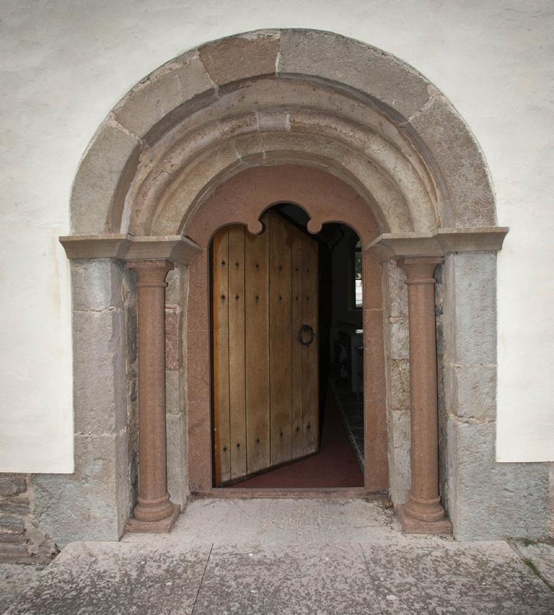 Korsarmen försågs med tidstypisk elegant portal. Rester av medeltida muralmålningar är bevarade på nordmuren. Västtornet har flera valvslagna våningar och har en tvärställd grundplan.